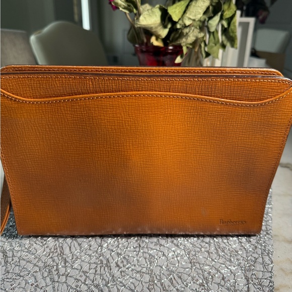 BURBERRY BAG AV SHOW - Picture 3 of 3